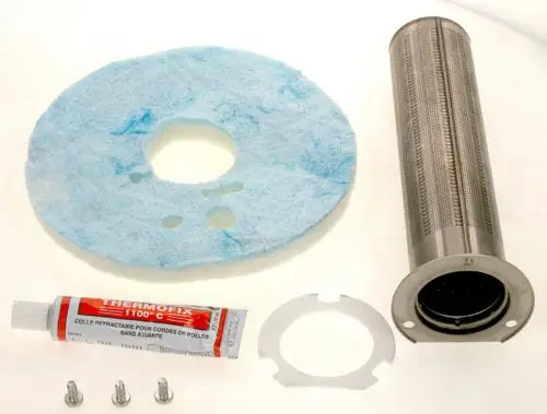 BOSCH Brennstab für Gasbrenner, bestehend aus einem Metallzylinder mit perforierter Oberfläche, einer blauen Filtermatte, Befestigungsschrauben und einer Tuben-Hitzeleitpaste.